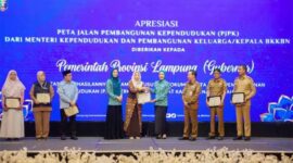 Pemerintah Provinsi Lampung menerima apresiasi dari Menteri Kependudukan dan Pembangunan Keluarga/Kepala BKKBN atas keberhasilan menyusun dokumen Peta Jalan Pembangunan Kependudukan | Foto: Ist.