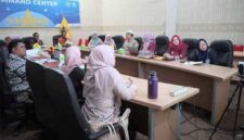 Sekretaris Dinas Komunikasi, Informatika dan Statistik (Diskominfotik) Provinsi Lampung, Elip Heldan, memimpin rapat persiapan Evaluasi Penyelenggaraan Statistik Sektoral (EPSS) 2026 | Foto: Ist.