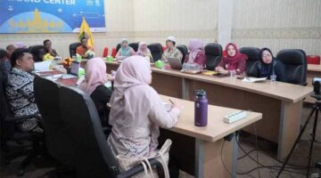 Sekretaris Dinas Komunikasi, Informatika dan Statistik (Diskominfotik) Provinsi Lampung, Elip Heldan, memimpin rapat persiapan Evaluasi Penyelenggaraan Statistik Sektoral (EPSS) 2026 | Foto: Ist.