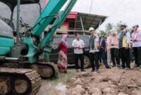 Gubernur Lampung Rahmat Mirzani Djausal turun langsung meninjau lokasi pembangunan ruas jalan Kasui–Air Ringkih di Kabupaten Way Kanan pada Rabu (8/4/2026) | Foto: Ist.