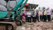 Gubernur Lampung Rahmat Mirzani Djausal turun langsung meninjau lokasi pembangunan ruas jalan Kasui–Air Ringkih di Kabupaten Way Kanan pada Rabu (8/4/2026) | Foto: Ist.