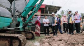 Gubernur Lampung Rahmat Mirzani Djausal turun langsung meninjau lokasi pembangunan ruas jalan Kasui–Air Ringkih di Kabupaten Way Kanan pada Rabu (8/4/2026) | Foto: Ist.