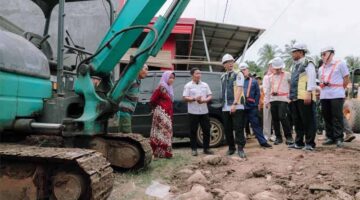 Gubernur Lampung Rahmat Mirzani Djausal turun langsung meninjau lokasi pembangunan ruas jalan Kasui–Air Ringkih di Kabupaten Way Kanan pada Rabu (8/4/2026) | Foto: Ist.