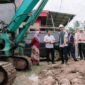 Gubernur Lampung Rahmat Mirzani Djausal turun langsung meninjau lokasi pembangunan ruas jalan Kasui–Air Ringkih di Kabupaten Way Kanan pada Rabu (8/4/2026) | Foto: Ist.