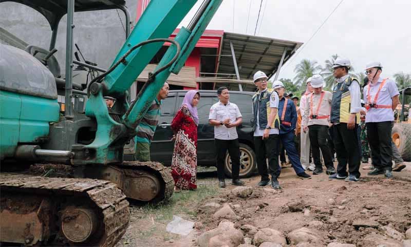 Gubernur Lampung Rahmat Mirzani Djausal turun langsung meninjau lokasi pembangunan ruas jalan Kasui–Air Ringkih di Kabupaten Way Kanan pada Rabu (8/4/2026) | Foto: Ist.