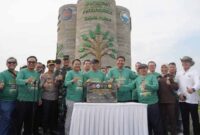 Menteri Perumahan dan Kawasan Permukiman (PKP), Maruarar Sirait, bersama Gubernur Lampung, Rahmat Mirzani Djausal, menghadiri kegiatan penanaman sejuta pohon | Foto: Ist.