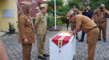 Penandatanganan Pakta Integritas oleh Marindo Kurniawan bersama Kepala BKD Provinsi Lampung, Rendi Riswandi | Foto: Ist.