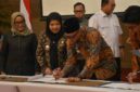 Penandatanganan kesepakatan Bersama pembangunan Pengolahan Sampah menjadi Energi Listrik (PSEL) Regional Lampung Raya | Foto: Ist.