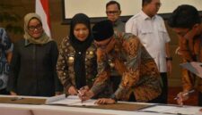 Penandatanganan kesepakatan Bersama pembangunan Pengolahan Sampah menjadi Energi Listrik (PSEL) Regional Lampung Raya | Foto: Ist.