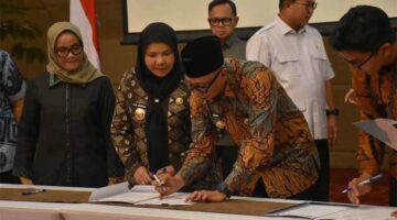 Penandatanganan kesepakatan Bersama pembangunan Pengolahan Sampah menjadi Energi Listrik (PSEL) Regional Lampung Raya | Foto: Ist.