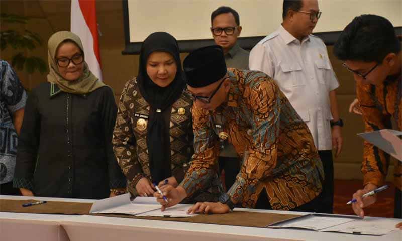 Penandatanganan kesepakatan Bersama pembangunan Pengolahan Sampah menjadi Energi Listrik (PSEL) Regional Lampung Raya | Foto: Ist.