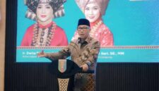 Gubernur Lampung, Rahmat Mirzani Djausal menghadiri peringatan Hari Pendidikan Nasional (Hardiknas) bertema “Cawo Bubalah Lampung” yang digelar Mighrul Lappung Bersatu di Balai Keratun, Jumat (22/5/2026) | Foto: Ist.