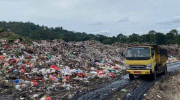 Sampah di TPA Bakung menggunung | Foto: KONSENTRIS.ID/Derri Nugraha
