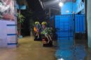 Tim SAR gabungan mengevakuasi warga terdampak banjir di Bandar Lampung | Foto: Metrotvnews.com/ Imam Setiawan