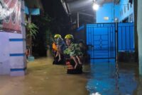 Tim SAR gabungan mengevakuasi warga terdampak banjir di Bandar Lampung | Foto: Metrotvnews.com/ Imam Setiawan
