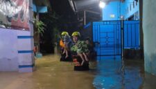 Tim SAR gabungan mengevakuasi warga terdampak banjir di Bandar Lampung | Foto: Metrotvnews.com/ Imam Setiawan