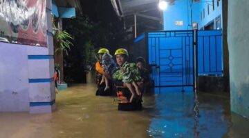 Tim SAR gabungan mengevakuasi warga terdampak banjir di Bandar Lampung | Foto: Metrotvnews.com/ Imam Setiawan