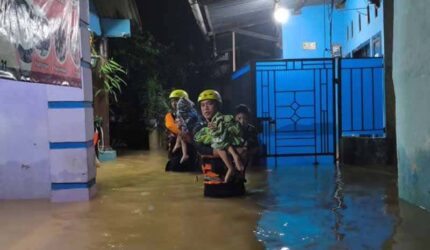 Tim SAR gabungan mengevakuasi warga terdampak banjir di Bandar Lampung