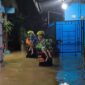 Tim SAR gabungan mengevakuasi warga terdampak banjir di Bandar Lampung | Foto: Metrotvnews.com/ Imam Setiawan