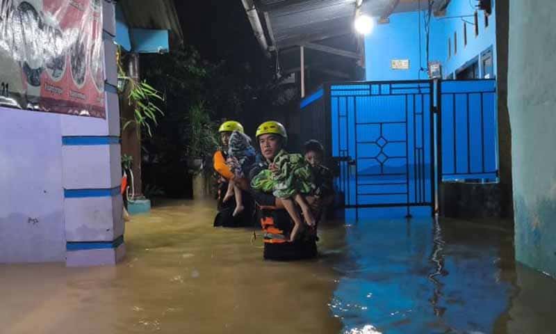 Tim SAR gabungan mengevakuasi warga terdampak banjir di Bandar Lampung | Foto: Metrotvnews.com/ Imam Setiawan