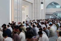 Gubernur Rahmat Mirzani Djausal saat melaksanakan salat Iduladha bersama jajaran Forkopimda Provinsi Lampung di Masjid Raya Al-Bakrie | Foto: Ist.