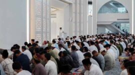 Gubernur Rahmat Mirzani Djausal saat melaksanakan salat Iduladha bersama jajaran Forkopimda Provinsi Lampung di Masjid Raya Al-Bakrie | Foto: Ist.