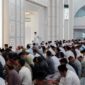 Gubernur Rahmat Mirzani Djausal saat melaksanakan salat Iduladha bersama jajaran Forkopimda Provinsi Lampung di Masjid Raya Al-Bakrie | Foto: Ist.
