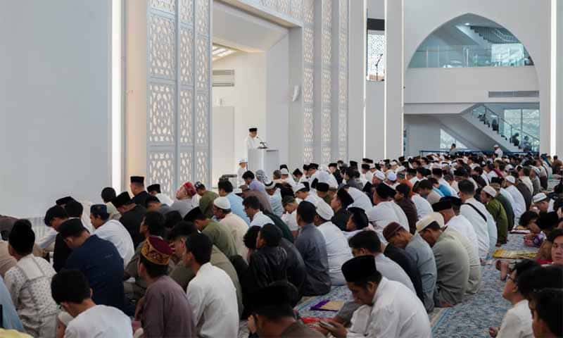 Gubernur Rahmat Mirzani Djausal saat melaksanakan salat Iduladha bersama jajaran Forkopimda Provinsi Lampung di Masjid Raya Al-Bakrie | Foto: Ist.