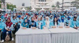 Ketua TP PKK Provinsi Lampung, Purnama Wulan Sari Mirza, melepas peserta jalan sehat lansia di Lapangan Korpri, Sabtu (1/8/2026) | Foto: Ist.