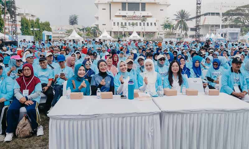 Ketua TP PKK Provinsi Lampung, Purnama Wulan Sari Mirza, melepas peserta jalan sehat lansia di Lapangan Korpri, Sabtu (1/8/2026) | Foto: Ist.