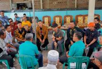 Gubernur Lampung, Rahmat Mirzani Djausal saat berdialog dengan petani di Pekon Sumber Agung, Jumat (14/8/2026) | Foto: Ist.