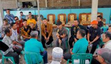 Gubernur Lampung, Rahmat Mirzani Djausal saat berdialog dengan petani di Pekon Sumber Agung, Jumat (14/8/2026) | Foto: Ist.