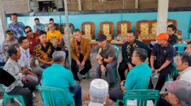 Gubernur Lampung, Rahmat Mirzani Djausal saat berdialog dengan petani di Pekon Sumber Agung, Jumat (14/8/2026) | Foto: Ist.